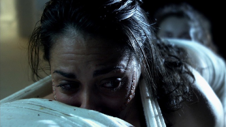 Ashley C. Williams mănâncă caca ca Lindsay în Centipede uman (prima secvență)