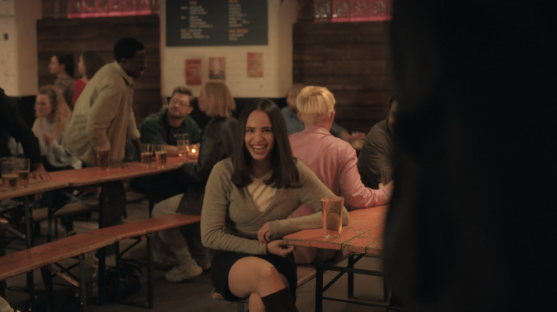 Sofia Carson în timp ce Anna de la Vega râde în timp ce o urmărește pe Corey Mylchreest în timp ce Jamie Davenport interpretează karaoke în anul meu de oxford