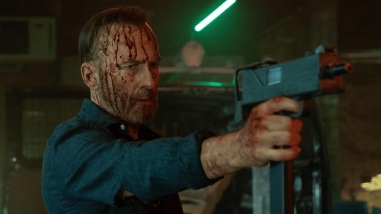 Bod Odenkirk în timp ce Hutch -ul care ținea o mitralieră s -a sângerat în nimeni 2