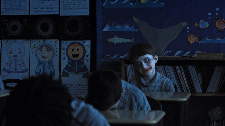 Alex Lilly purtând machiaj înfiorător în arme