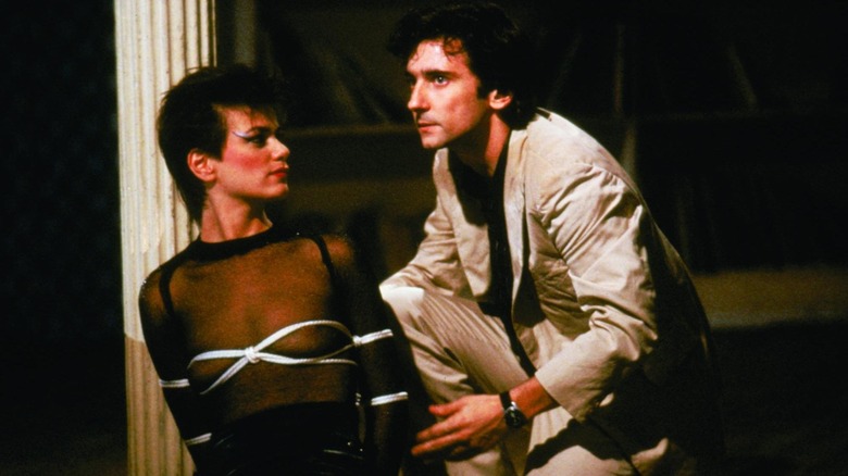 Griffin Dunne ca Paul Hackett se ocupă de un Linda Fiorentino legat în timp ce Kiki Bridges in After Hours