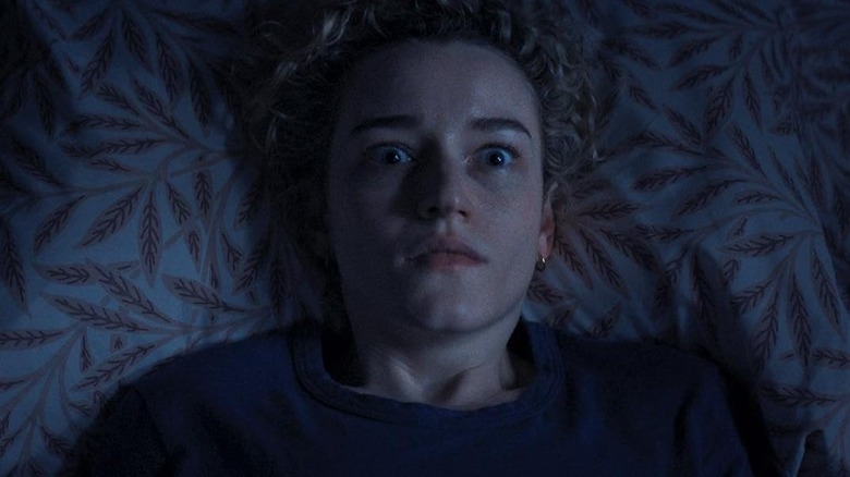 Julia Garner în timp ce Justine se trezea în șoc în miez de noapte în arme