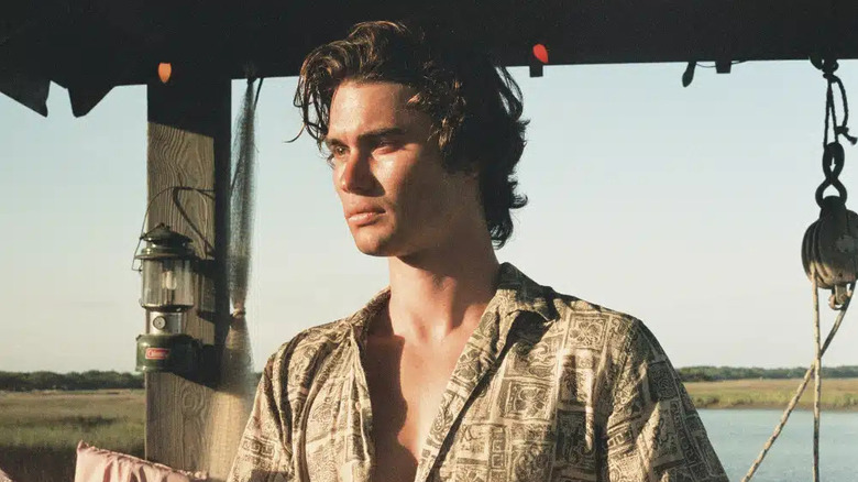 Chase Stokes arătând plin de spirit și pufos ca John B în drama Netflix, Outer Banks.