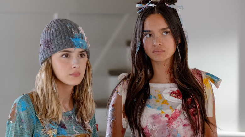 Harper Coleman (Julia Butters) și Lily Davies (Sophia Hammons) sunt total împiedicați după o luptă cu mâncarea în Freakier Friday