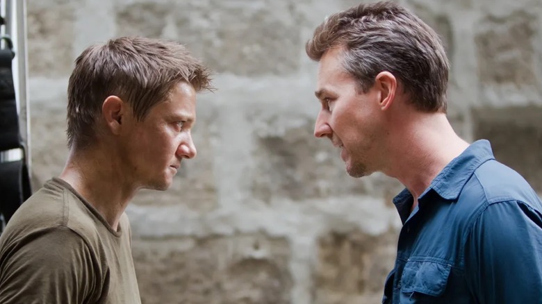 Jeremy Renner cu care se confruntă Edward Norton