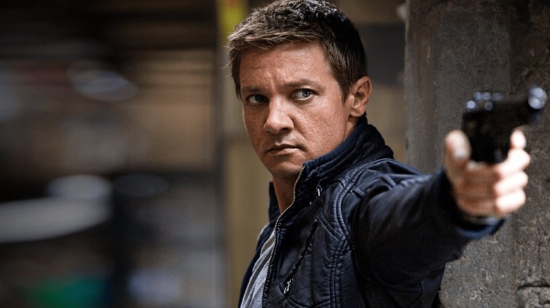 Jeremy Renner arătând o armă