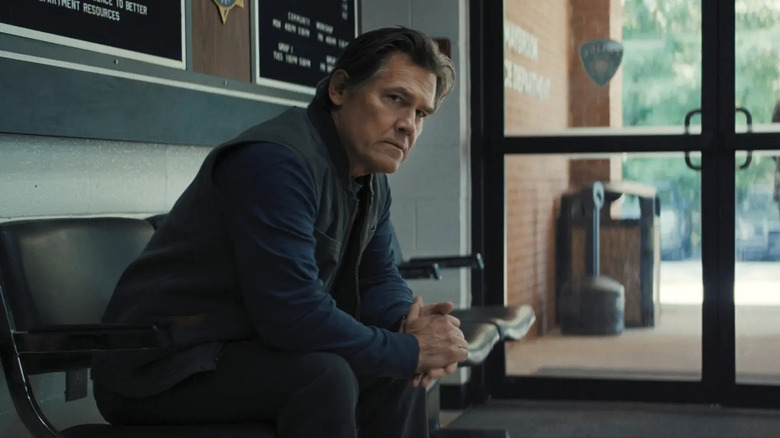 Archer Graff stă în secția de poliție în arme