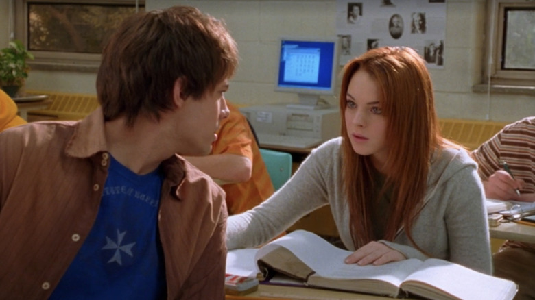 Cady Heron (Lindsay Lohan) zâmbește visător la Aaron Samuels (Jonathan Bennett), care este întors pentru a o înfrunta în timp ce stă în birourile lor din clasă într -o scenă de la fete medii