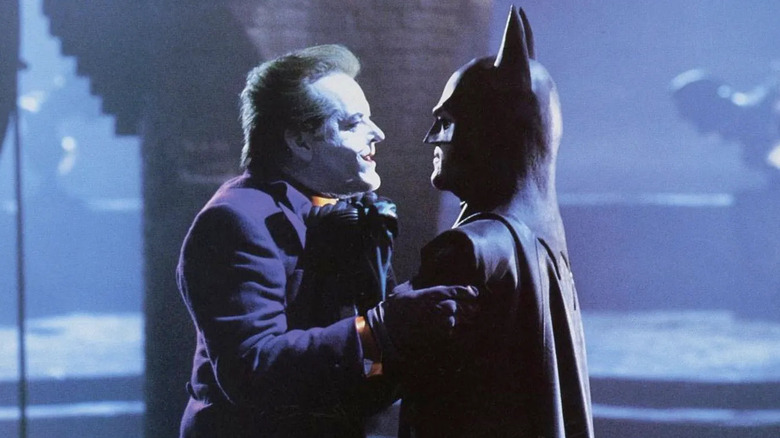 Batman (Michael Keaton) Hold the Joker (Jack Nicholson) de către lavalele sale în Batman (1989)