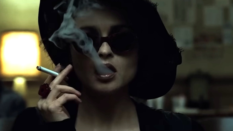 Fight Club, Marla fumând cu ochelari de soare