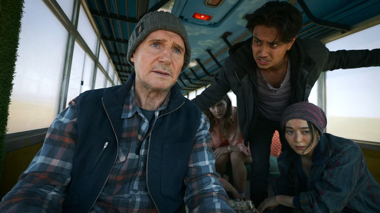 Mike McCann înconjurat de pasageri îngrijorați în 