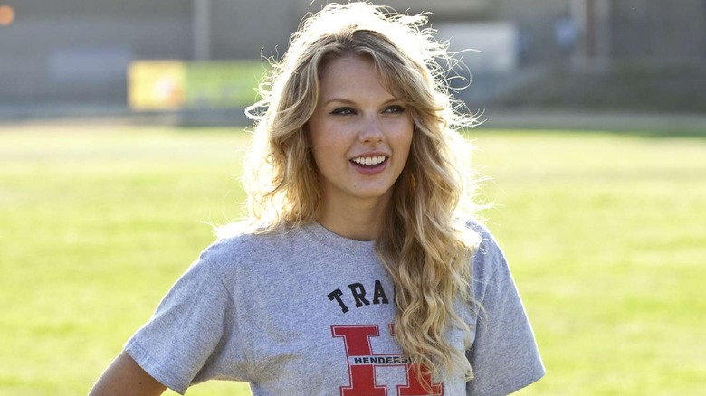 Felicia zâmbind purtând cămașa de pistă în Ziua Îndrăgostiților