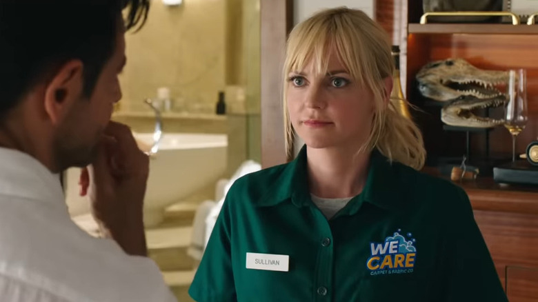 Kate Sullivan (Anna Faris) ascultând Leonardo (Eugenio Derbez) în Overboard (2018)