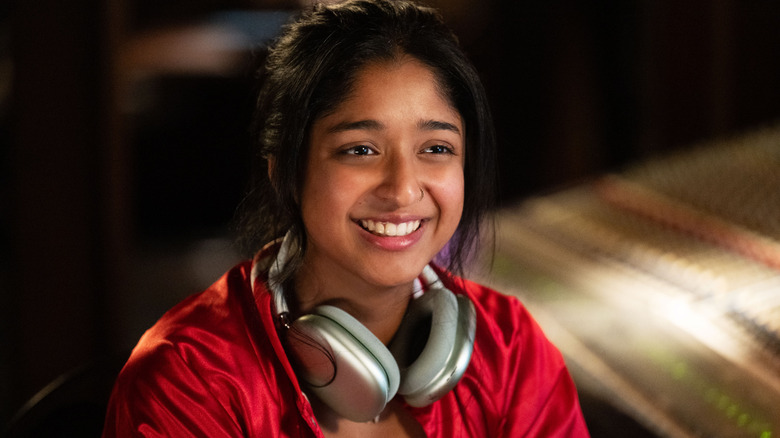 Ella (Maitreyi Ramakrishnan) stând în studioul de înregistrări după ce și -a rupt inima în Freakier Friday