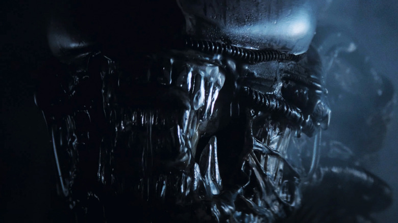 Dinții unui xenomorf sunt văzuți în apropiere în Alien