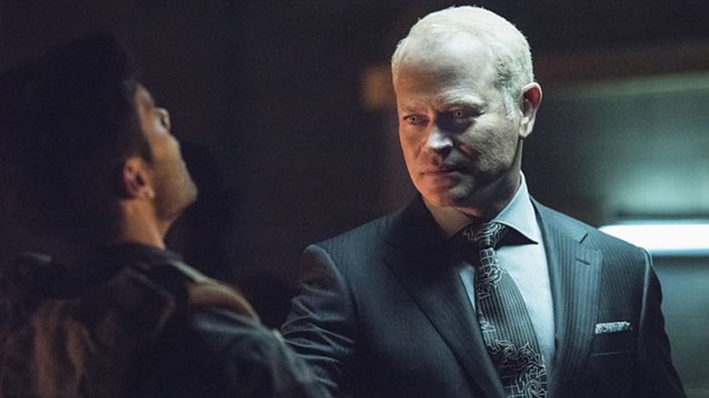 Damien Darhk amenințând un bărbat în săgeată