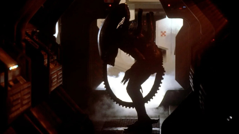 Creatura pândind pe un hol din Alien