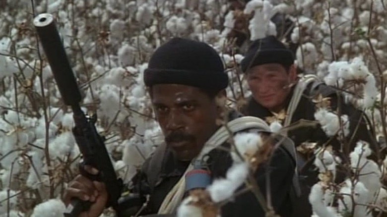 Liam Neeson ca membru necreditat al Forței Delta se atârnă în spatele lui Steve James ca Bobby Lee în Forța Delta