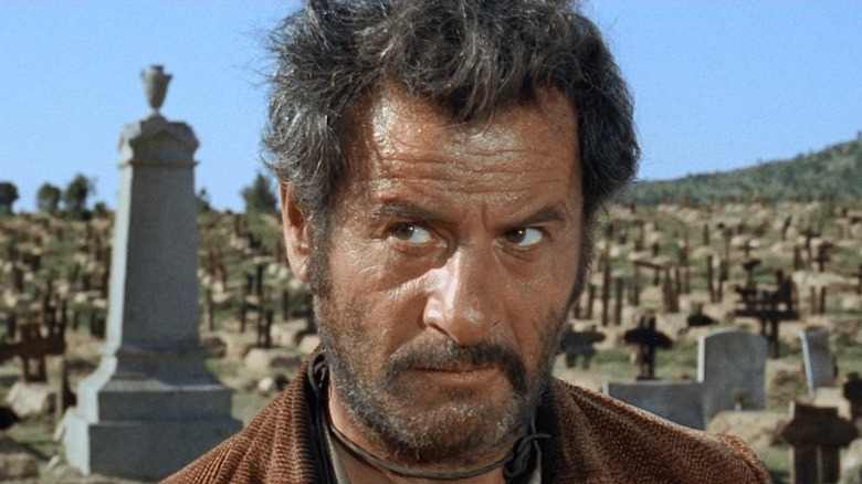 Eli Wallach este un schemer transpirat într -un cimitir ca Tuco în bine, rău și urât