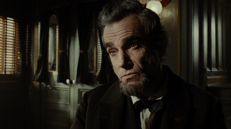 Președintele Abraham Lincoln (Daniel Day-Lewis) ascultând intens în Lincoln