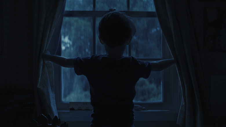 Alex Lilly deschizând perdelele în arme