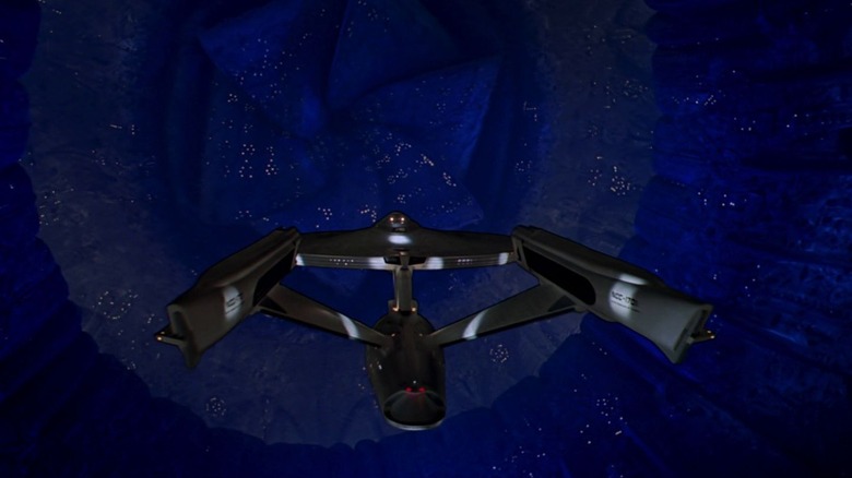 Enterprise pe cale să intre pe orificiul V'ger din Star Trek: The Motion Picture
