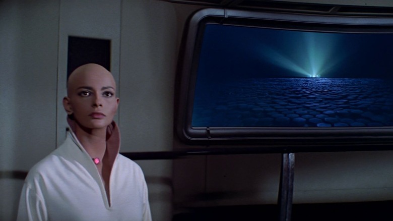 Ilia lângă un ecran de vedere în Star Trek: The Motion Picture