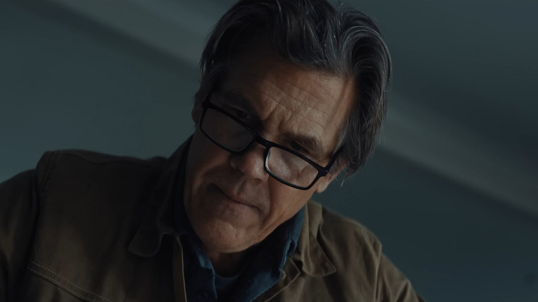 Josh Brolin ca Archer care studiază o hartă în arme