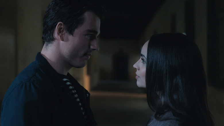 Anna de la Vega a lui Sofia Carson se află vizavi de Corey Mylchreest, Jamie Davenport în anul meu Oxford