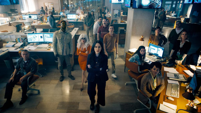 Lois Lane (Rachel Brosnahan) și restul personalului Daily Planet urmăresc știri la televizor în 