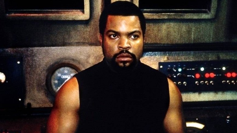 Dezolation Williams stând într -o cameră de control în fantomele lui Marte