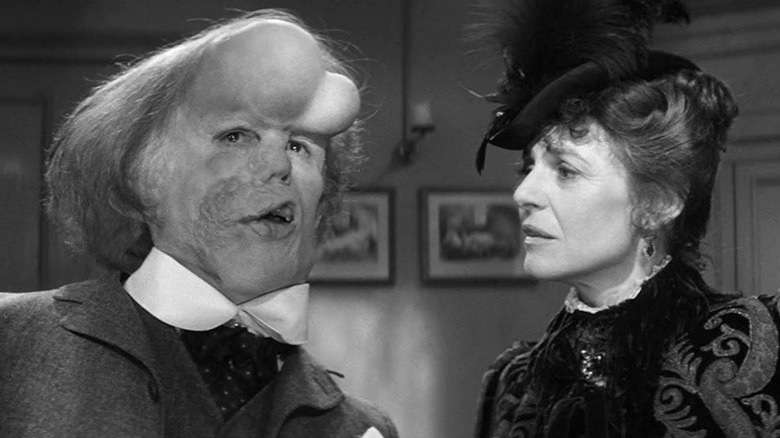 John Merrick și Madge Kendel au o conversație în The Elephant Man