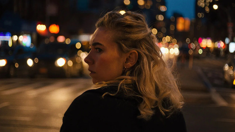 Alina (Vanessa Kirby) stă pe o stradă a orașului noaptea, privind peste umăr, în timp ce farurile mașinii și farurile se estompează în fundal în studiile italiene
