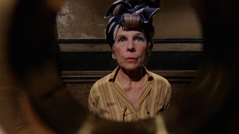 Minnie Castevet a observat printr -un peephole în copilul lui Rosemary