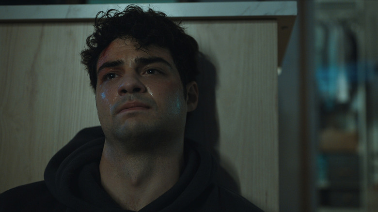 Owen Hendricks sprijinindu -se de un tejghea, arătând epuizat, în recrutare