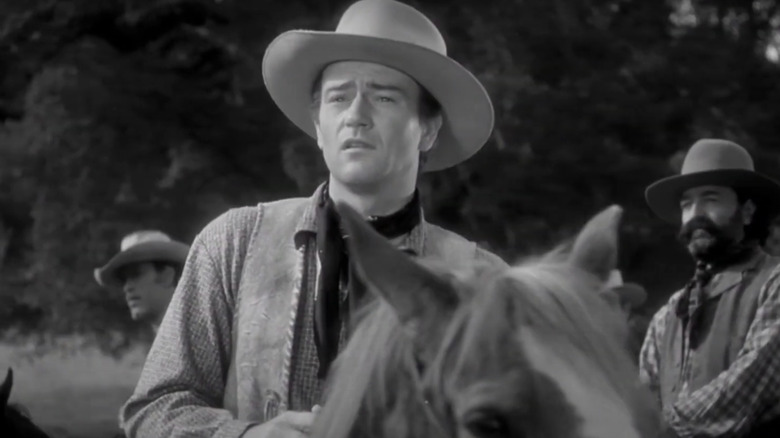 Bob Seton al lui John Wayne stă pe calul său în comanda întunecată