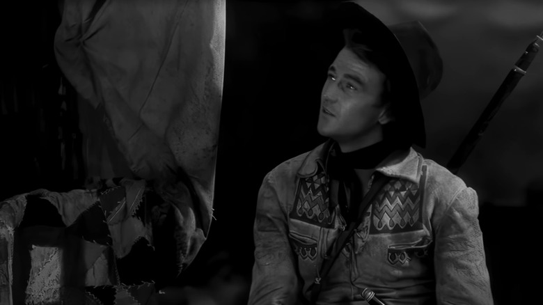 Breck Coleman, al lui John Wayne, se uită în timp ce se așază pe traseul mare