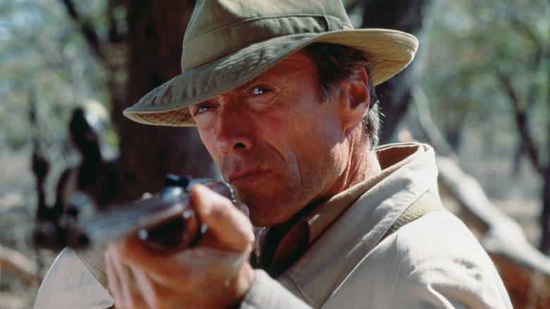 Clint Eastwood poartă o armă de elefant ca John Wilson în White Hunter, Black Heart