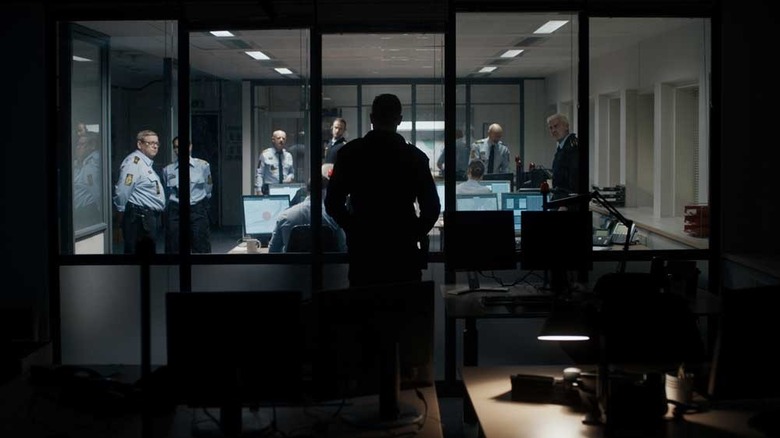The Guilty (2018) a umbrit împușcarea lui Asger Holm în timp ce alți polițiști îl privesc