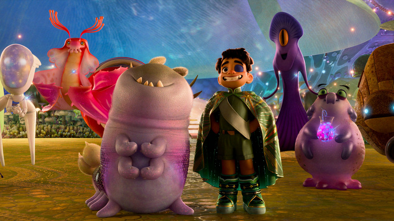 Elio zâmbind, înconjurat de alți extratereștri ai Comuniverselor, în Elio