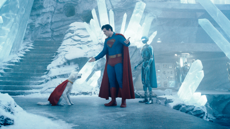 David Corenswet în calitate de Superman, iritat la Krypto în The Fortress of Solitude din Superman (2025)