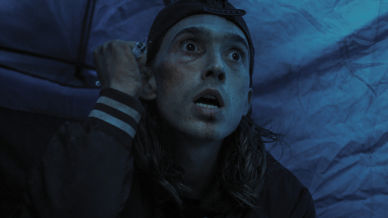 Austin Abrams ținând seringi ca James