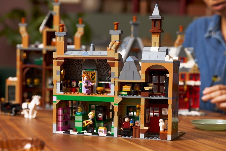 Lego Harry Potter Hogsmeade Back of Village Shops