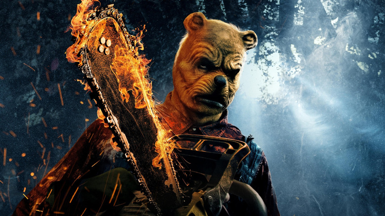 Winnie the Pooh care ține o ferăstrău în flăcări pe afiș pentru Winnie the Pooh: Blood and Honey 2