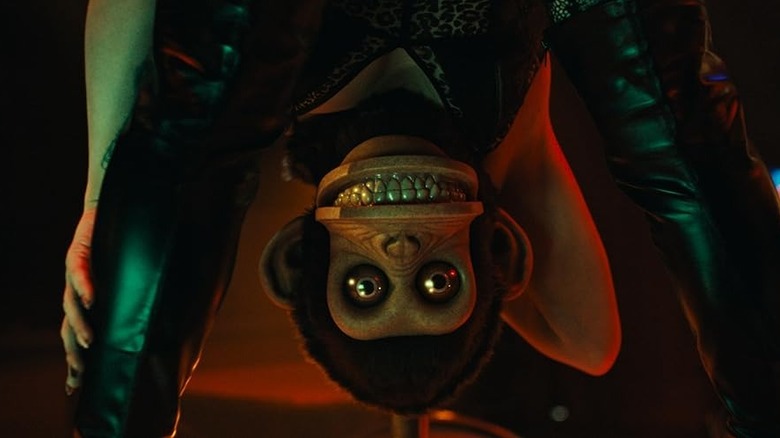 Maimuța dansând într -o secvență de vis în maimuță