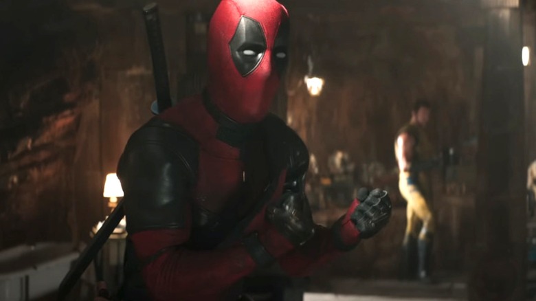 Deadpool vorbind cu Wolverine în fundal