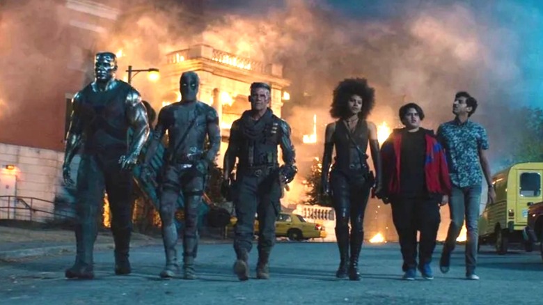 X-Force Mergând spre cameră cu o explozie în fundal