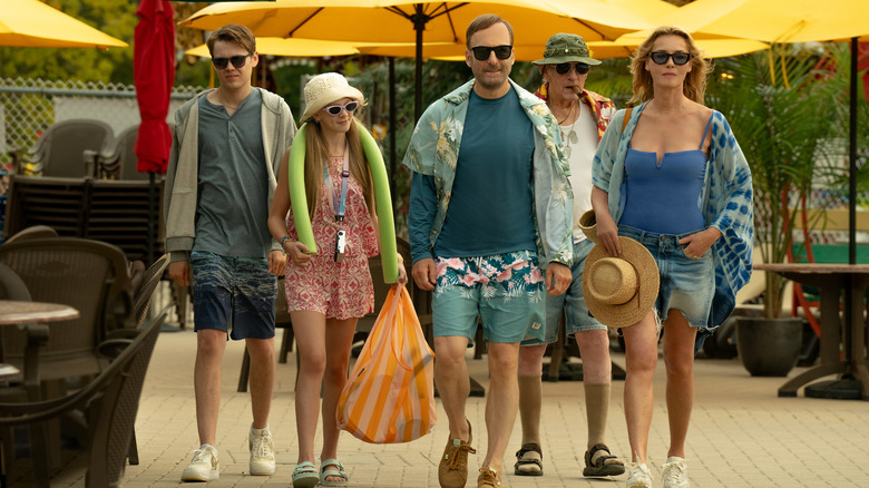 Hutch și familia sa mergând printr -o stațiune de carnaval de modă veche în nimeni 2 2