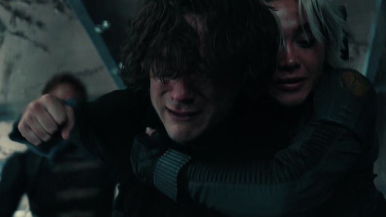 Lewis Pullman în timp ce Bob plânge în timp ce Florence Pugh în timp ce Yelena Belova îl ține din spate în tunete