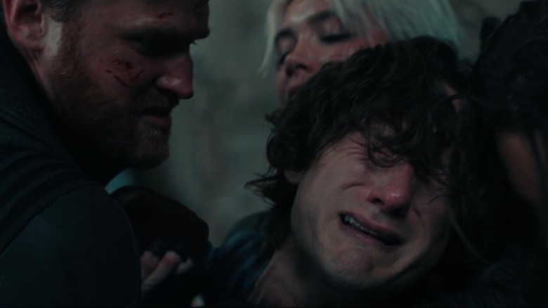 Lewis Pullman în timp ce Bob plânge ca Wyatt Russell în timp ce John Walker îl ține în tunete